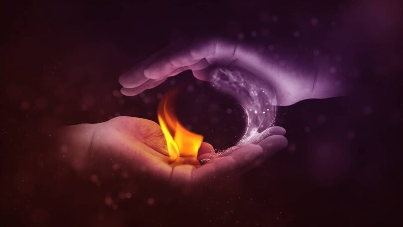 تصویر یک فرد که آب و آتش را که نماد آنیما و آنیموس است در دست گرفته است